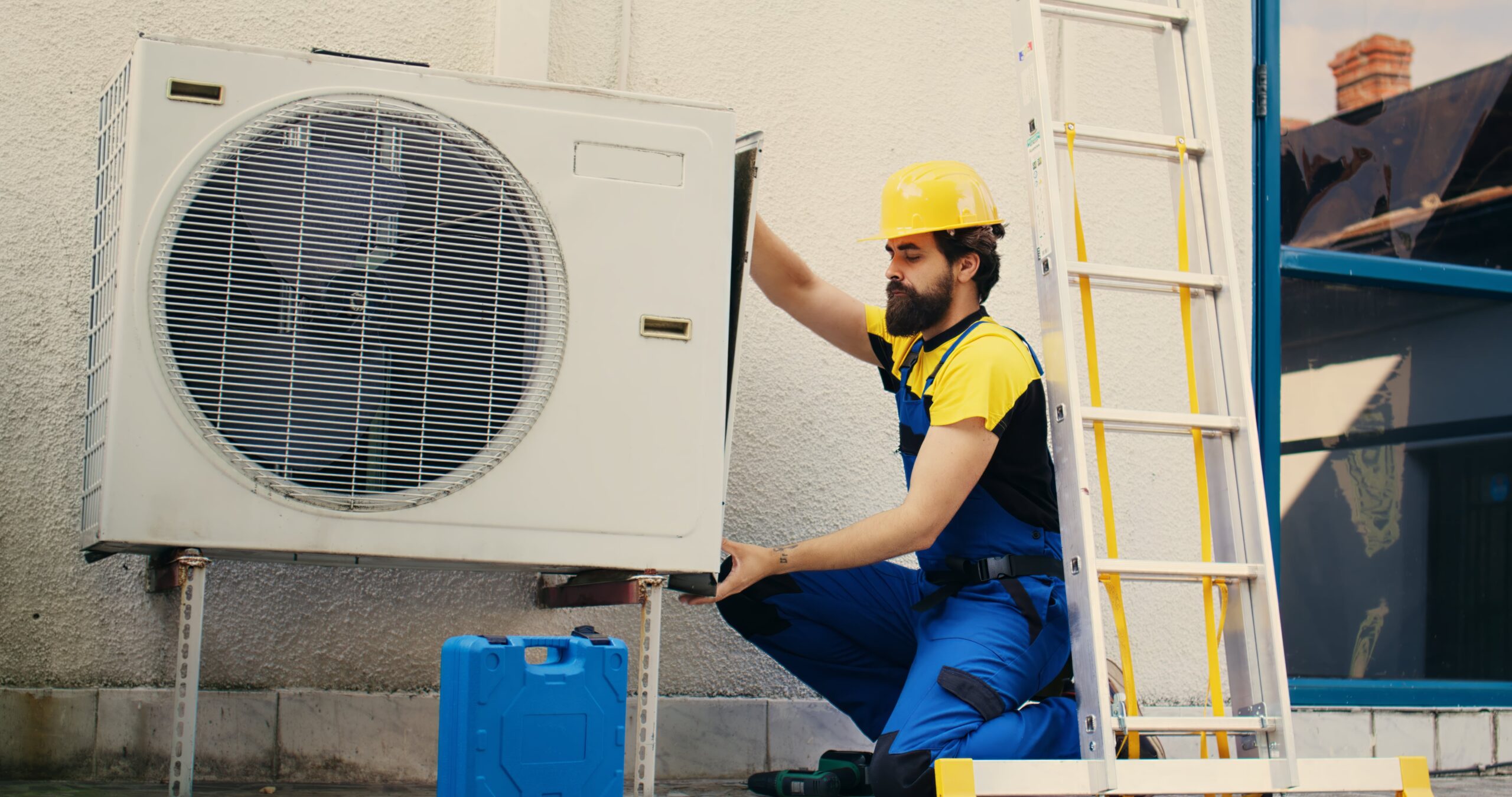 692605767cf693b21287c845_68d2b182561627f3be19d32f_worker-works-air-conditioner(1)-min