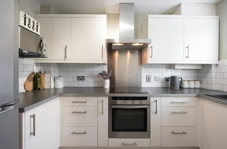 A-minimalist-kitchen-with-a-cooker-hood